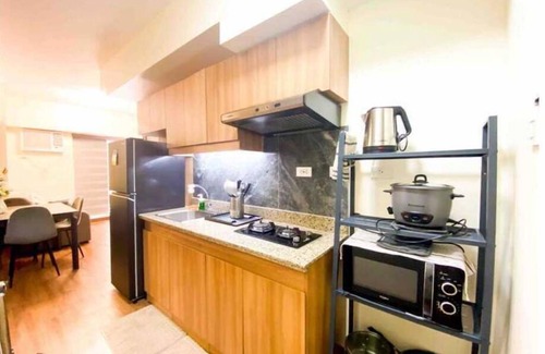Kapitolyo Apartamento | 40SQM 1BR Staycation near BGC Wi-fi + FREE Parking
