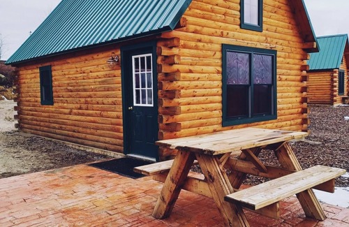 Columbia Falls Cabina | #41 - Flagpole View Cabins - King Cabin
