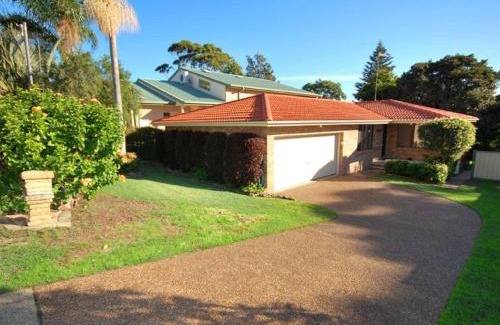 Shoal Bay Casa | 41 Leonard Avenue boat parking aircon
