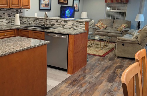 Rehoboth Beach Condominio | 4106 Palms, 1st floor, 3-bedroom, August rates reduced by 300 dollars per week