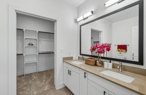 Fort Worth Apartamento | 412 Stylish 2B2B Resort Style Pool & Gym, Golf Simulator, 7M to Dickies Stadium, 15M to AT&T stadium