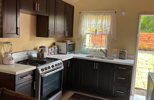 St.Bran's Burg Casa | 420 friendly- 2 miles from the beach