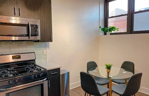 Near South Side Apartamento | 420 friendly cutest 1br/1ba with optional parking/sleeps 4