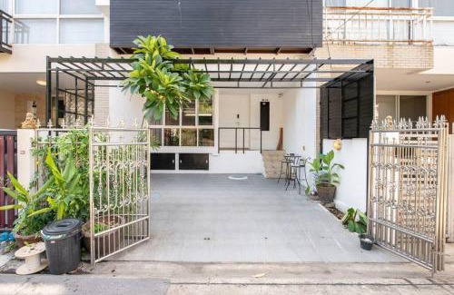 Suan Luang Casa | 420 House- up to 10 guests in central Bangkok.
