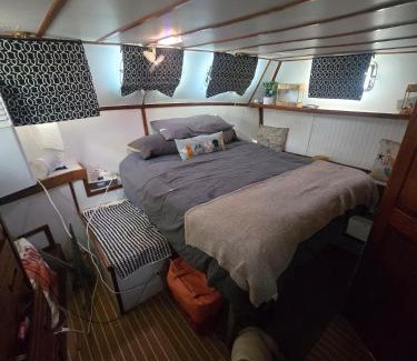 Key West Alquiler De Eote | 43' Classic Trawler 5 Star Resort Pools, Views, Dining Free Shuttle to Downtown