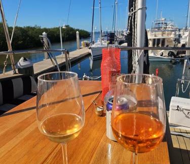 Key West Alquiler De Eote | 43' Classic Trawler 5 Star Resort Pools, Views, Dining Free Shuttle to Downtown