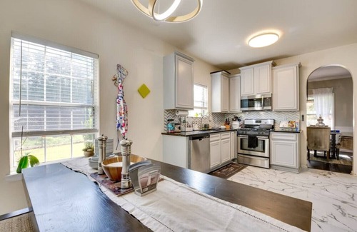 Snellville Casa | 441) Beautiful decor + tons of space!