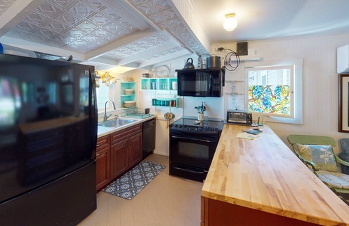 Lakeside Cabaña | 443 Lynn Avenue Charming two bedroom in Lakeside!