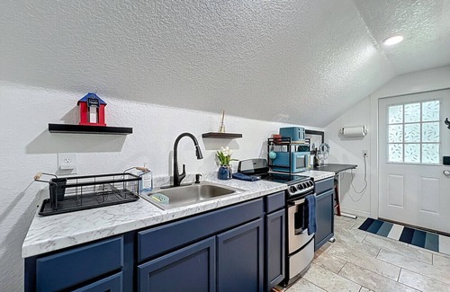 Northwest Orlando Casa | Cozy 1920s Cabin | Near Disney & Orlando Nightlife
