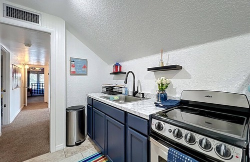 Northwest Orlando Casa | Cozy 1920s Cabin | Near Disney & Orlando Nightlife