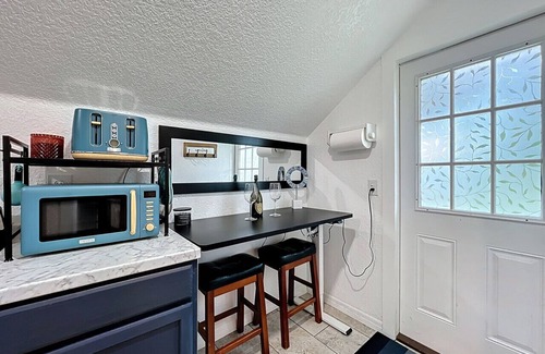 Northwest Orlando Casa | Cozy 1920s Cabin | Near Disney & Orlando Nightlife