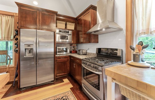 Sparta Casa | 45 Acre Private Lake, Pickle Ball Courts, Fire Pit, Kayaks/SUP, King's Dominion
