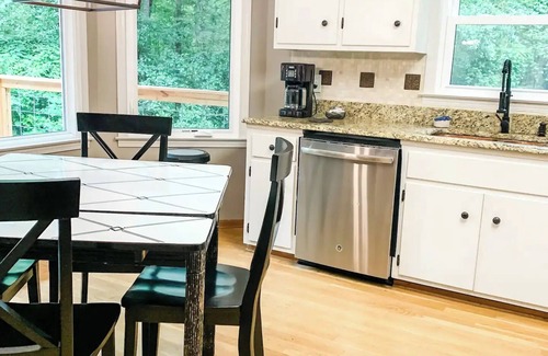 Martin Casa | 45 Min to Clemson, Lake Hartwell: Private Pool, Dock, Boats, Dogs, Fire Pit