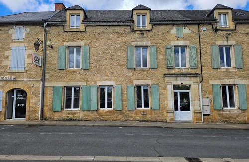 Salignac-Eyvignes Apartamento | 45m2 apartment in the heart of Salignac, close to shops.