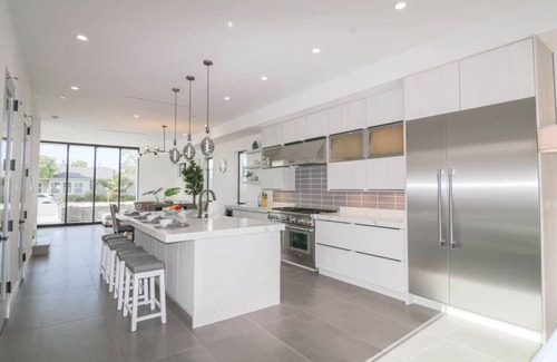 Yorktown Casa | 470a) Modern Paradise - walk to beach- sleeps 10