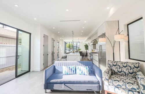 Yorktown Casa | 470a) Modern Paradise - walk to beach- sleeps 10