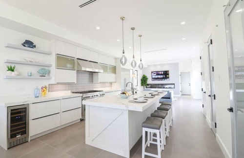 Yorktown Casa | 470a) Modern Paradise - walk to beach- sleeps 10