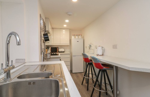 Whitby Cabaña | 47A BAXTERGATE, pet friendly, country holiday cottage in Whitby