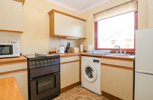 Cupar Cabaña | 48 EDENBANK ROAD, pet friendly, with a garden in Cupar, Fife