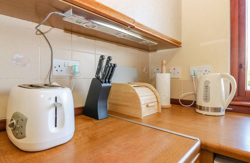 Cupar Cabaña | 48 EDENBANK ROAD, pet friendly, with a garden in Cupar, Fife
