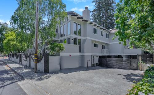 Menlo Park Apartamento | 495 - Upscale Home with AC and Patio near Meta and Stanford