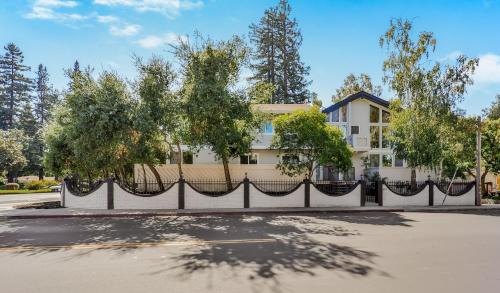 Menlo Park Apartamento | 495 - Upscale Home with AC and Patio near Meta and Stanford