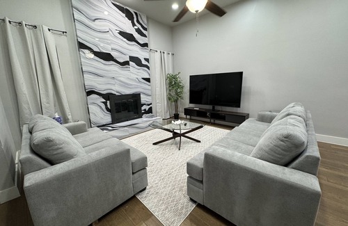 Northeast Carrollton Casa | 4B/2B Carrollton, TX - Contemporary Central Comfort