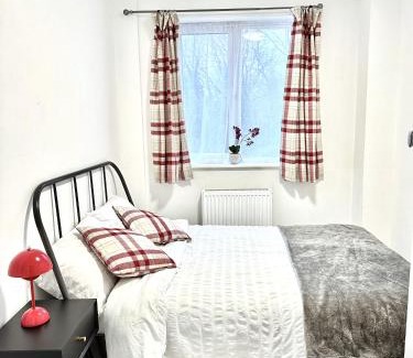 Coventry Casa | 4B4B Entire House Sleeps 11 Driveway Parking near Coventry University and City Centre