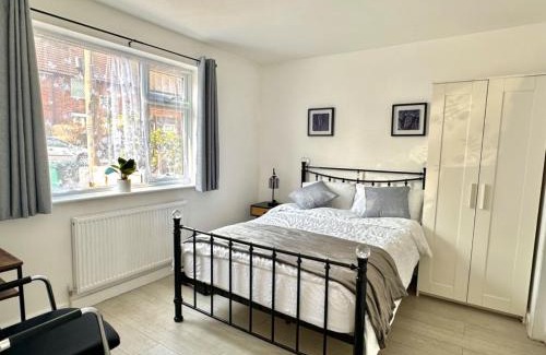 Coventry Casa | 4B4B Entire House Sleeps 11 Driveway Parking near Coventry University and City Centre
