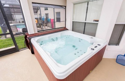 Cumbrian Lakes Villa | 4BD / 3BA, RENOVADO, VILLA EJECUTIVO CON SPA, MUST SEE, 10 MIN DE DISNEY