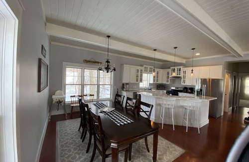 Newville Casa | Lake Kosh / Rock Riv 4bd / 3ba Waterfront Home Fun Inside & Out