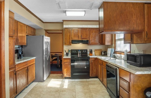 Charlotte Casa | 4bd Contemporary: BBQ - Game Room, Close to NASCAR, 15 mins to Downtown