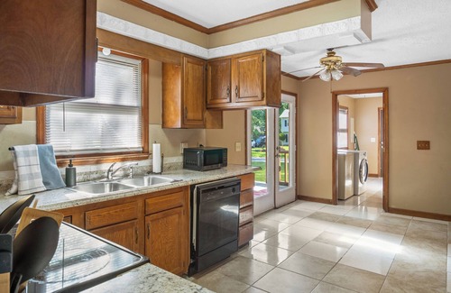 Charlotte Casa | 4bd Contemporary: BBQ - Game Room, Close to NASCAR, 15 mins to Downtown