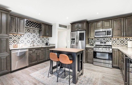 New Papago Parkway Casa | 4BD Heated Pool, Hot Tub, Putting Green