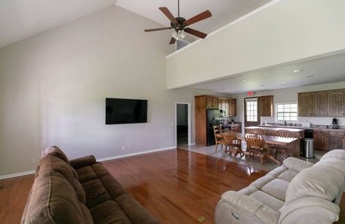 Normandy Apartamento | 4BD House Farm Stay on Lake and Duck River