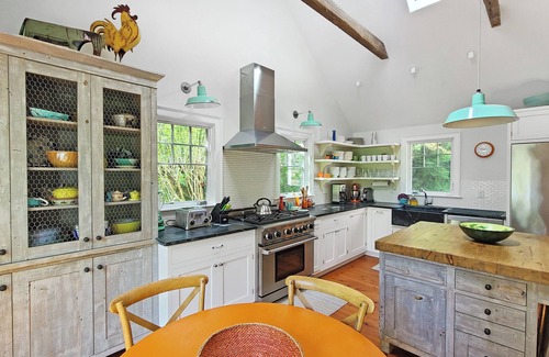Truro Casa | 4BD Pamet River Waterfront Beauty - Aire acondicionado central, porche de pantalla, ducha al aire libre