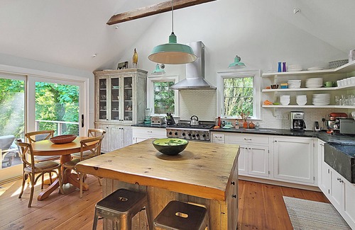 Truro Casa | 4BD Pamet River Waterfront Beauty - Aire acondicionado central, porche de pantalla, ducha al aire libre