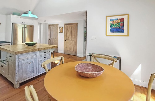 Truro Casa | 4BD Pamet River Waterfront Beauty - Aire acondicionado central, porche de pantalla, ducha al aire libre