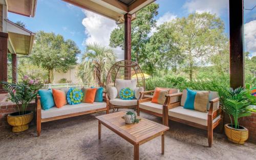 Conroe Casa | 4BD - Pool & Movie Theater - Lake Conroe Nearby