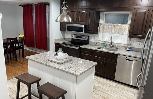Lancaster Casa | 4Bd with pool near Sight & Sound, Spooky Nook Sport