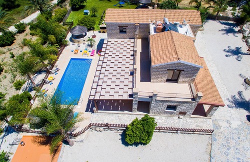 Simou Villa | 4bdr Villa familiar con 400sq. metro. parque infantil, piscina privada climatizada