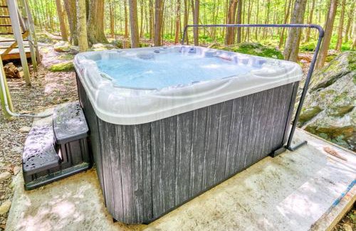 Lake Ariel Casa | 4BDR Hot Tub Game Room