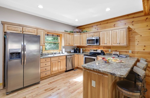 Ellijay Cabina | 4Bdr+ Loft ~ Dog Friendly~ Hot tub~ Game Room ~ Resort Pool ~ Fire Pit- Ellijay