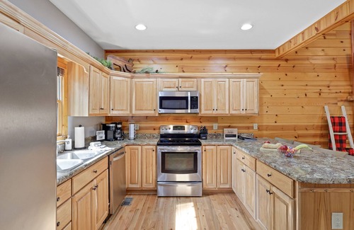 Ellijay Cabina | 4Bdr+ Loft ~ Dog Friendly~ Hot tub~ Game Room ~ Resort Pool ~ Fire Pit- Ellijay