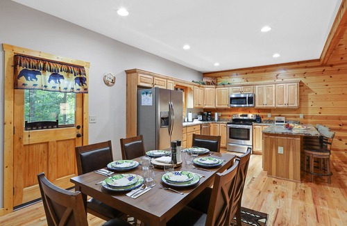 Ellijay Cabina | 4Bdr+ Loft ~ Dog Friendly~ Hot tub~ Game Room ~ Resort Pool ~ Fire Pit- Ellijay