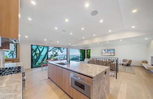 Hollywood Hills West Casa | 4bdr Luxury Stay w/Views & Sauna&cold plunge