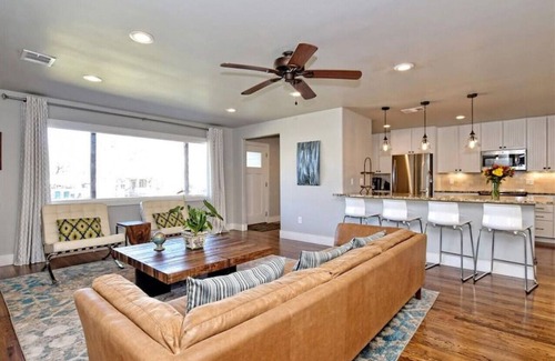 Johnson City Casa | 4BDRM W/Private Pool & Hot Tub - Walk to Town Square, Minutes to Wineries!