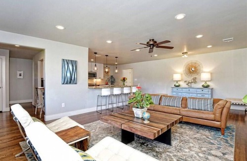 Johnson City Casa | 4BDRM W/Private Pool & Hot Tub - Walk to Town Square, Minutes to Wineries!