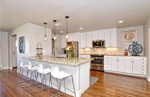 Johnson City Casa | 4BDRM W/Private Pool & Hot Tub - Walk to Town Square, Minutes to Wineries!