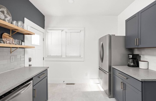 Holy Cross Casa | 4bed 2bath Convention NBA 8 min walk Downtown Indy